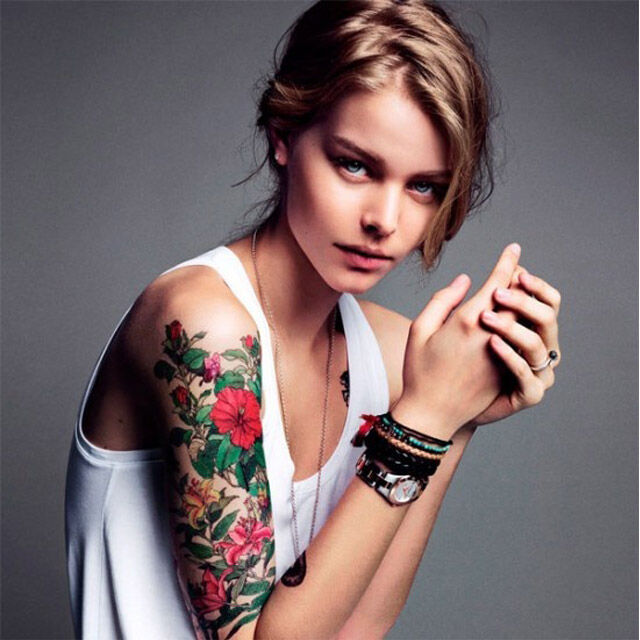 Bloemen tatoeage op arm
