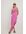 Schuinlopende jurk met halternek - Pink
