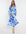 Exclusives - Diepuitgesneden, gelaagde lange jurk met ruches en wervelende print in blauw multi-Veelkleurig