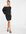 Ruime, rechtvallende mini-jurk met blote schouders in zwart