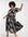– Midi-Hängerkleid aus Satin mit gestuftem Rock und schwarzem Blumendruck-Mehrfarbig
