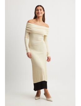 Gebreide maxi-jurk met off-shoulder - Beige