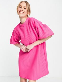 Hoogsluitende geribbelde mini jurk met pofmouwen in roze
