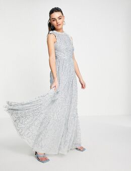 Lange jurk bedekt met versieringen en kanten bovenkant in ijzig blauw