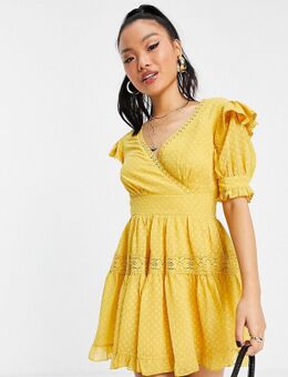 ASOS DESIGN Petite - Nette mini-jurk van dobbystof met overslag en kanten inzetstukken in mosterdgeel