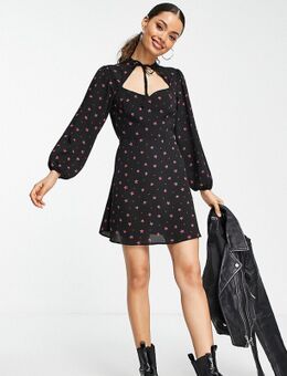 – Kleid in Schwarz mit rosa Sternenmuster, Zierausschnitt und Bindedetail am Ausschnitt