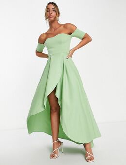 – Schulterfreies Kleid in Salbeigrün mit nach hinten abfallendem Saum