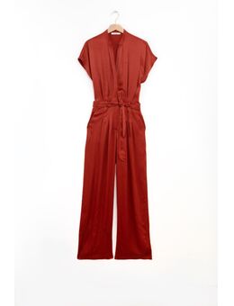 Donkerrode satijnen jumpsuit met open rug detail