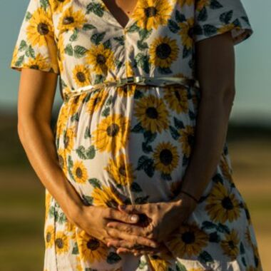 Zwanger in de zomer? Dit zijn de leukste zwangerschapsjurken + onmisbare stylingtips